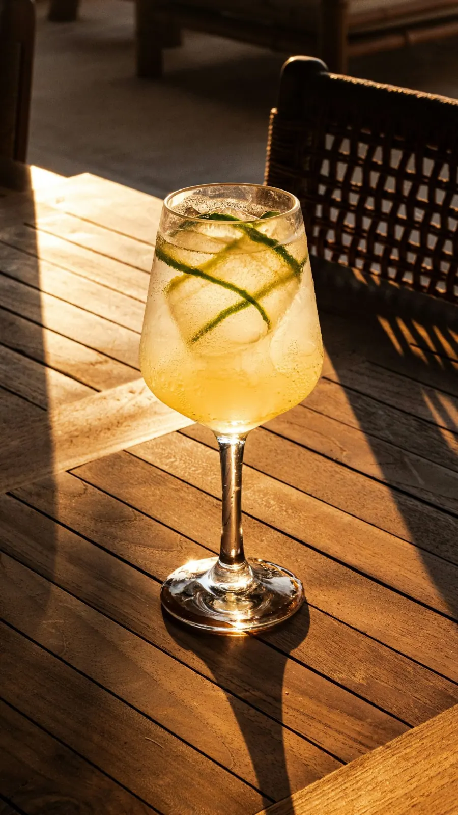 Aperitivo con ghiaccio e lime al tavolino